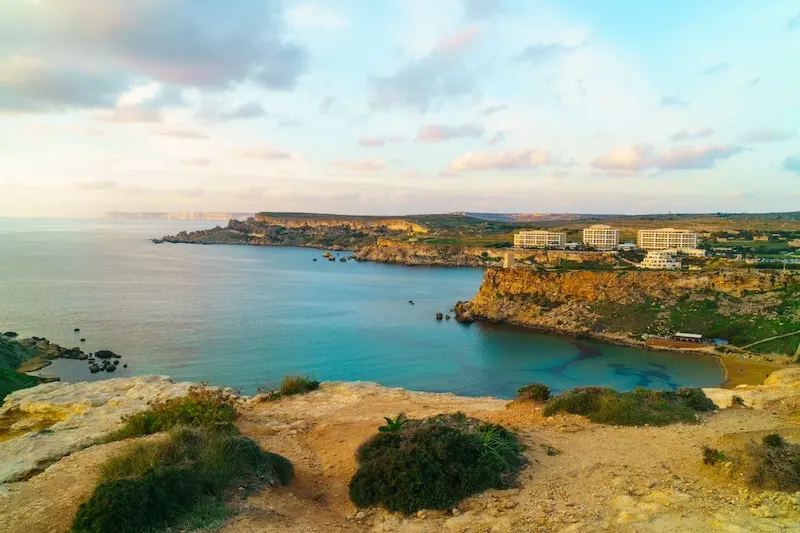 pogled na gnejna bay i golden bay plaze na malti