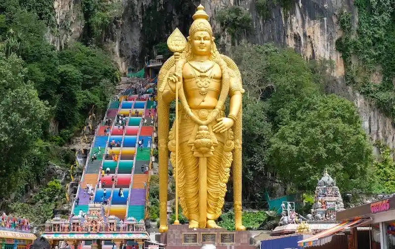 Najbrži i najjeftiniji načini kako do Batu Caves iz Kuala Lumpura 10 murugan bozanstvo hindu ispred batu caves