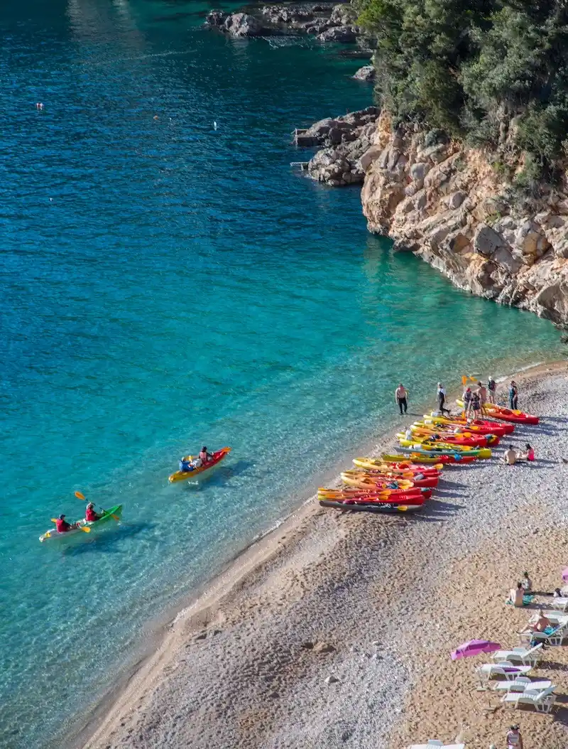 Kada putovati u Dubrovnik? Najbolje vrijeme za posjet, kupanje, razgledavanje i manje gužve 3 Plaža Sveti Jakov u Dubrovniku tijekom ljeta