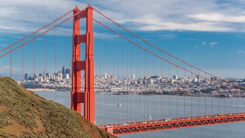 San Francisco putovanje - Goden Gate most na fotografiji i u pozadini grad
