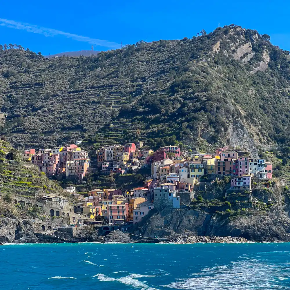 Cinque Terre – vodič za putovanje, iskustva i savjeti 20 Panorama sela Cinque Terre s kućama na stjenovitoj obali, pogled s mora