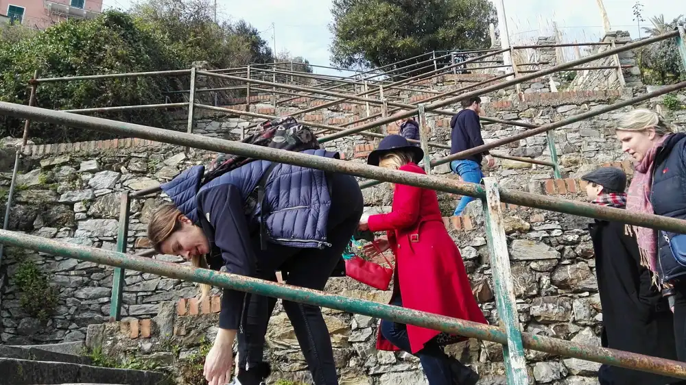 Cinque Terre – vodič za putovanje, iskustva i savjeti 19 Corniglia – uspon kamenim stepenicama Lardarina od željezničke stanice prema selu
