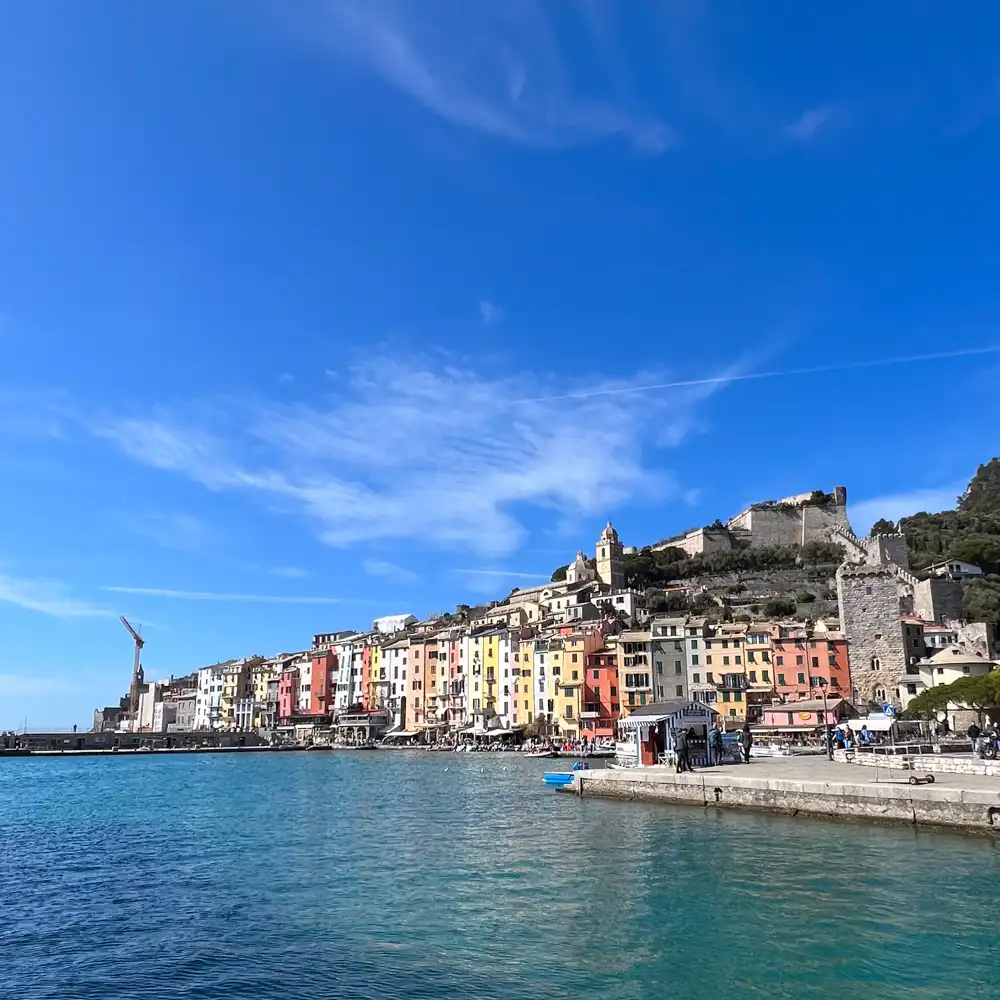 Cinque Terre – vodič za putovanje, iskustva i savjeti 22 Portovenere – šarene kuće uz luku tijekom izleta brodom iz La Spezije