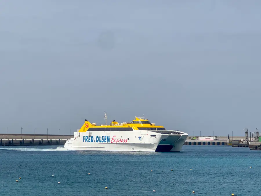 Kada putovati na Lanzarote? Vrijeme po mjesecima, temperatura mora i najbolje doba godine 11 Trajekt između Lanzarotea i Fuerteventure