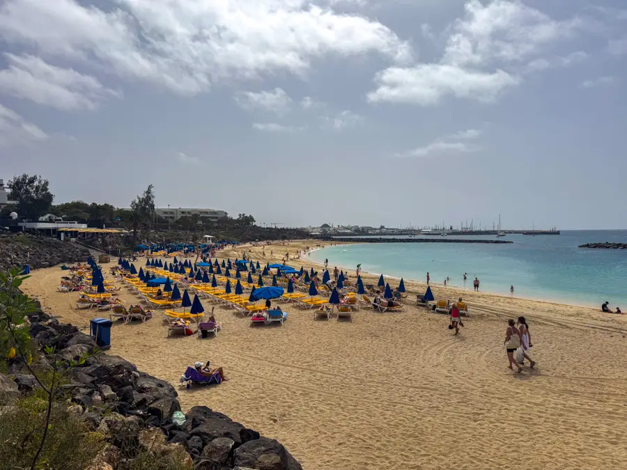 Kada putovati na Lanzarote? Vrijeme po mjesecima, temperatura mora i najbolje doba godine 7 Plaža u Playa Blanci na Lanzaroteu