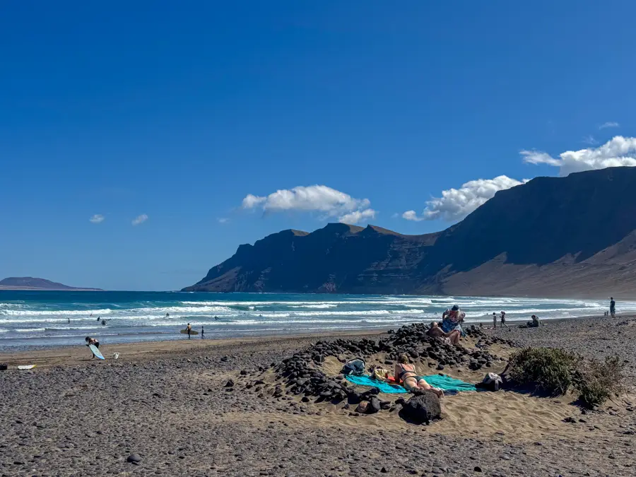 Kada putovati na Lanzarote? Vrijeme po mjesecima, temperatura mora i najbolje doba godine 9 Surferi na plaži Famara na Lanzaroteu