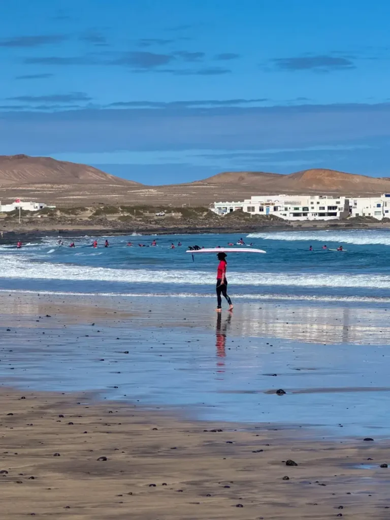Kada putovati na Lanzarote? Vrijeme po mjesecima, temperatura mora i najbolje doba godine 10 Surferi na plaži Famara na Lanzaroteu