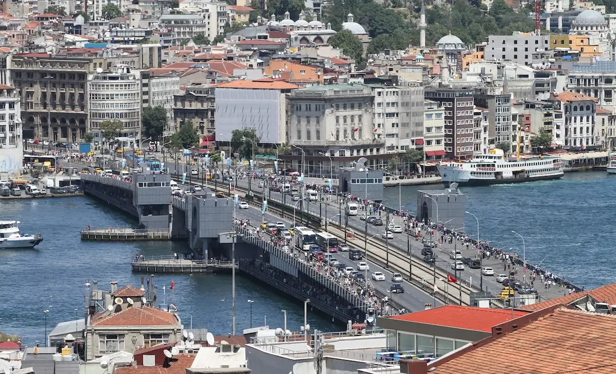 Pogled na Galata most u Istanbulu, između četvrti Karaköy, Galata i povijesnog centra grada.
