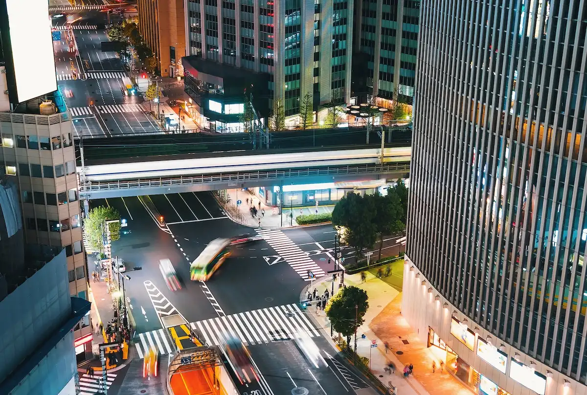Ginza u Tokiju s trgovinama, neboderima i večernjom rasvjetom