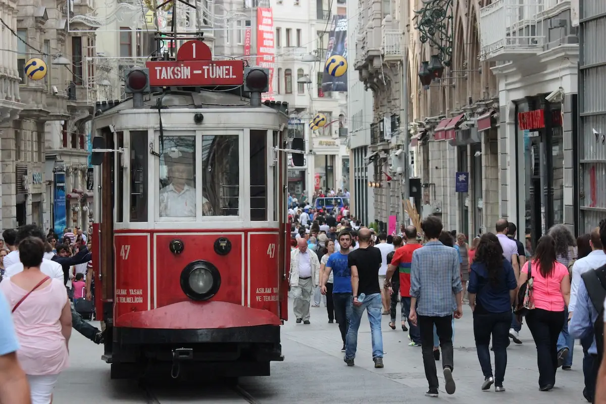 Crveni tramvaj na Istiklal ulici u Beyoğluu u Istanbulu
