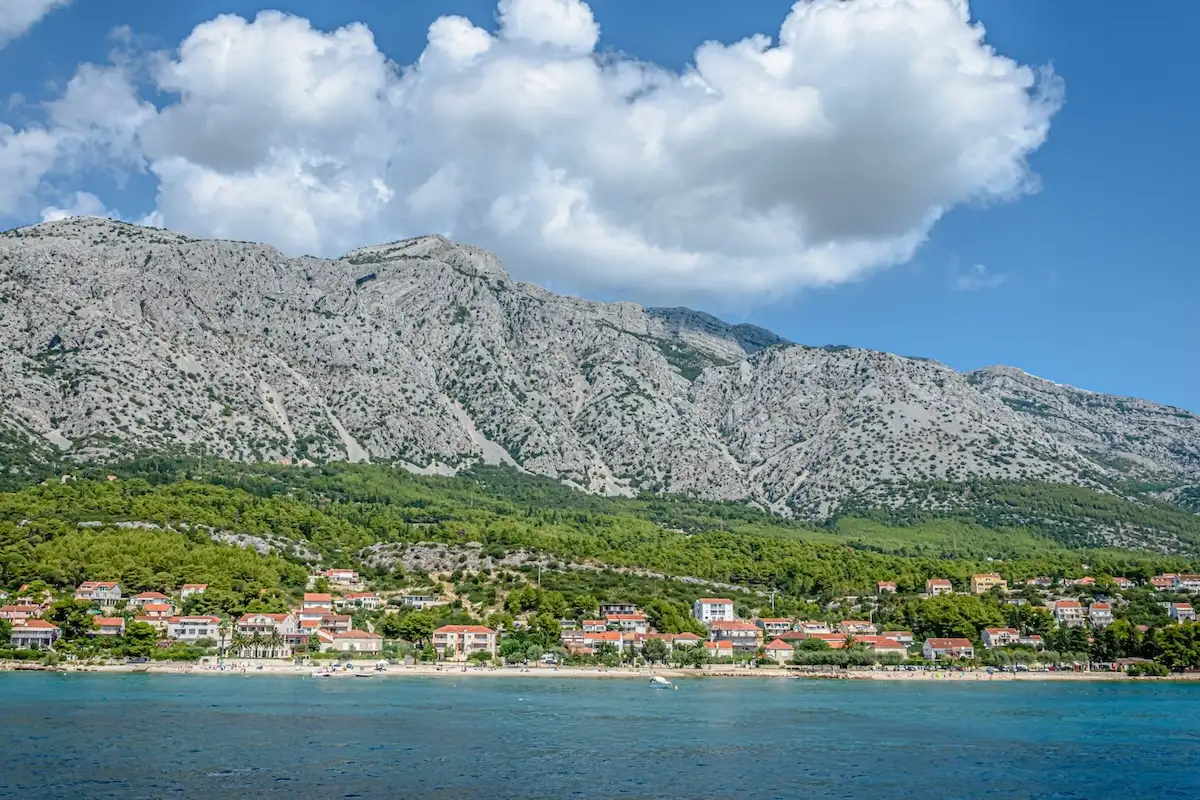 Panoramski pogled na Orebić na Pelješcu s planinom Sveti Ilija u pozadini