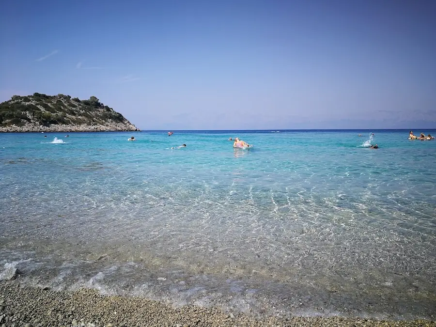 Plaža Divna na Pelješcu s tirkiznim morem i šljunčanom obalom