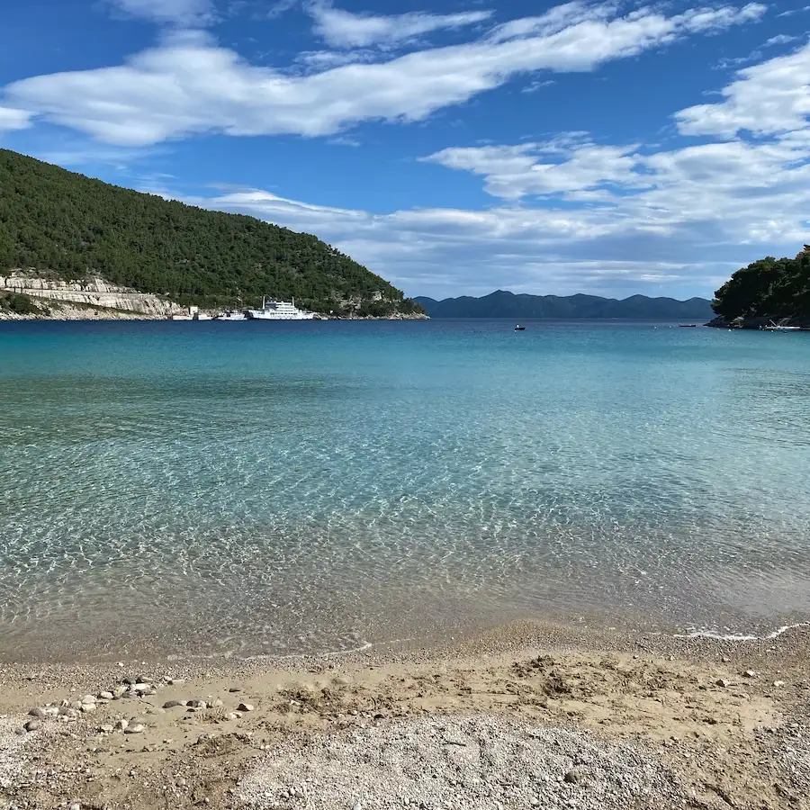 Plaža Prapratno na Pelješcu u blizini Stona i trakektnog pristaništa za otok Mljet
