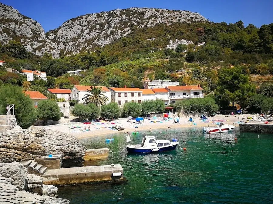 Podbuče na Pelješcu s malom plažom, kamenim kućama i mirnom uvalom