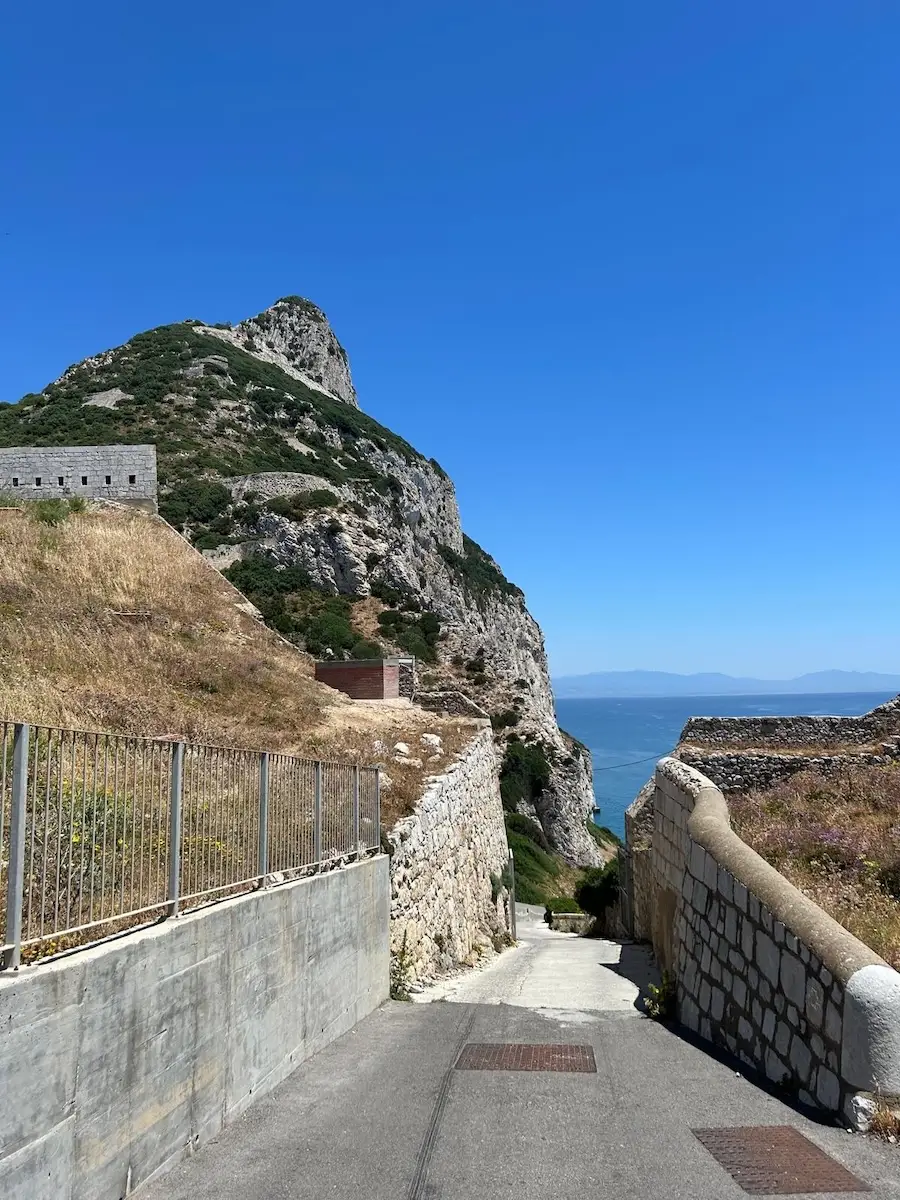 Gibraltar iz Malage: što nova pravila na granici znače za putnike iz Hrvatske 8 Šetnica uz povijesne zidine na Gibraltaru.