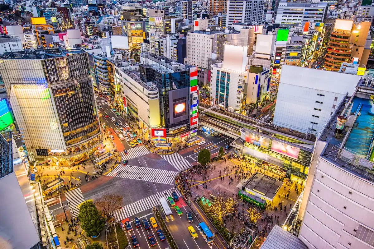 Shibuya Crossing u Tokiju s pješacima i velikim ekranima