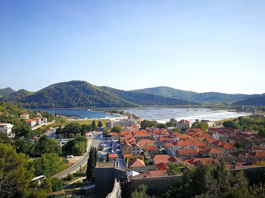 Pogled na Ston i solanu sa zidina