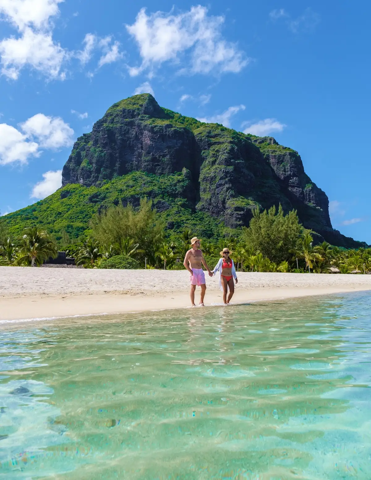 Najljepše plaže na Mauricijusu: gdje se kupati, snorklati i gledati zalazak sunca 6 Tropska plaža ispod planine Le Morne na Mauricijusu