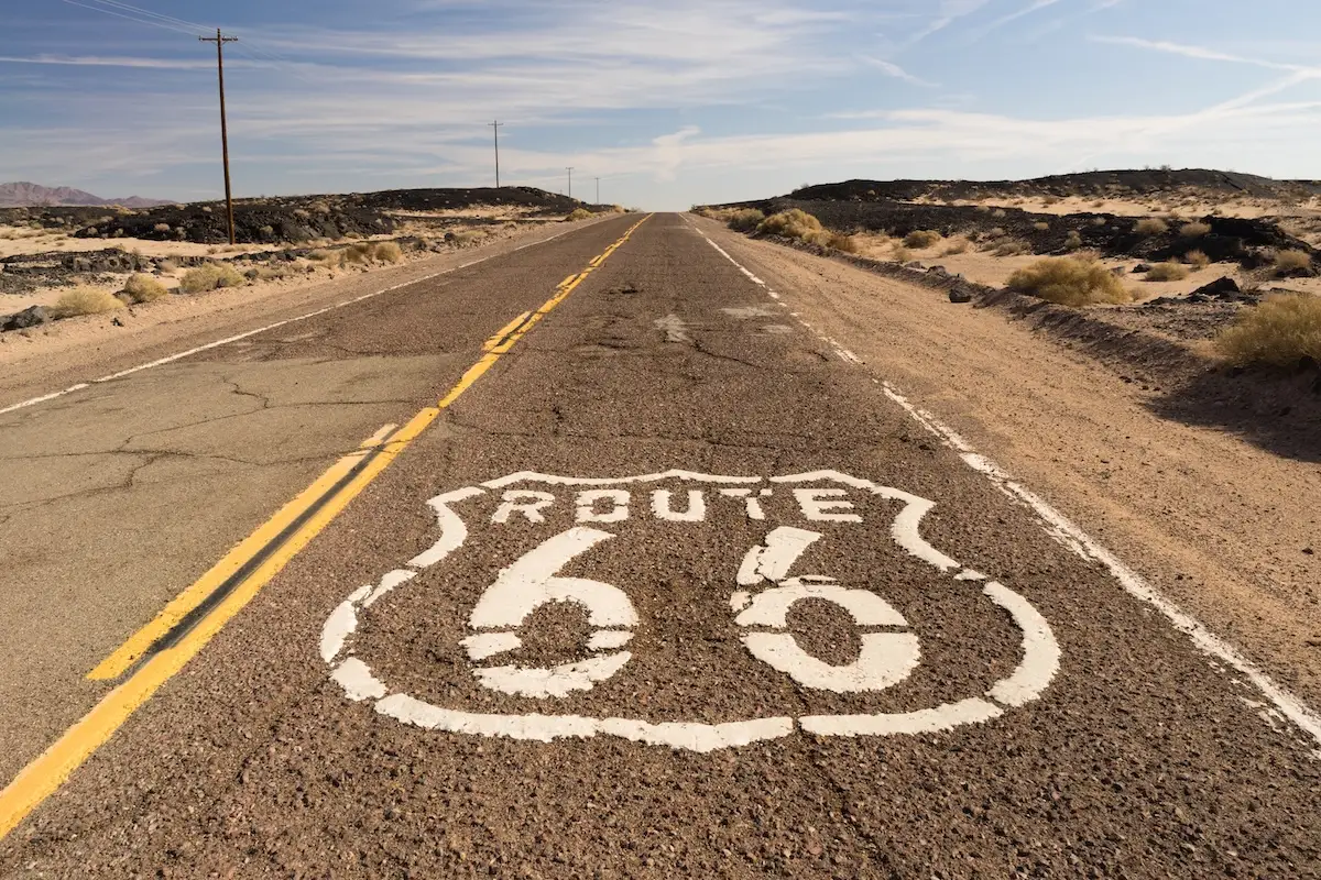 Najbolji road tripovi kroz SAD: 7 legendarnih ruta koje vrijedi staviti na bucket listu 12 Povijesna oznaka Route 66 na cesti u SAD-u