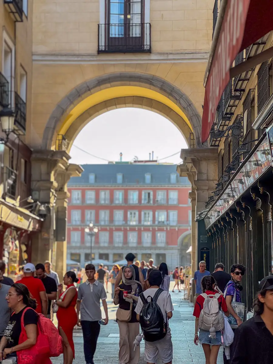 Putovanje u Španjolsku: 7 stvari koje je dobro znati 6 Prometna ulica u Madridu puna prolaznika