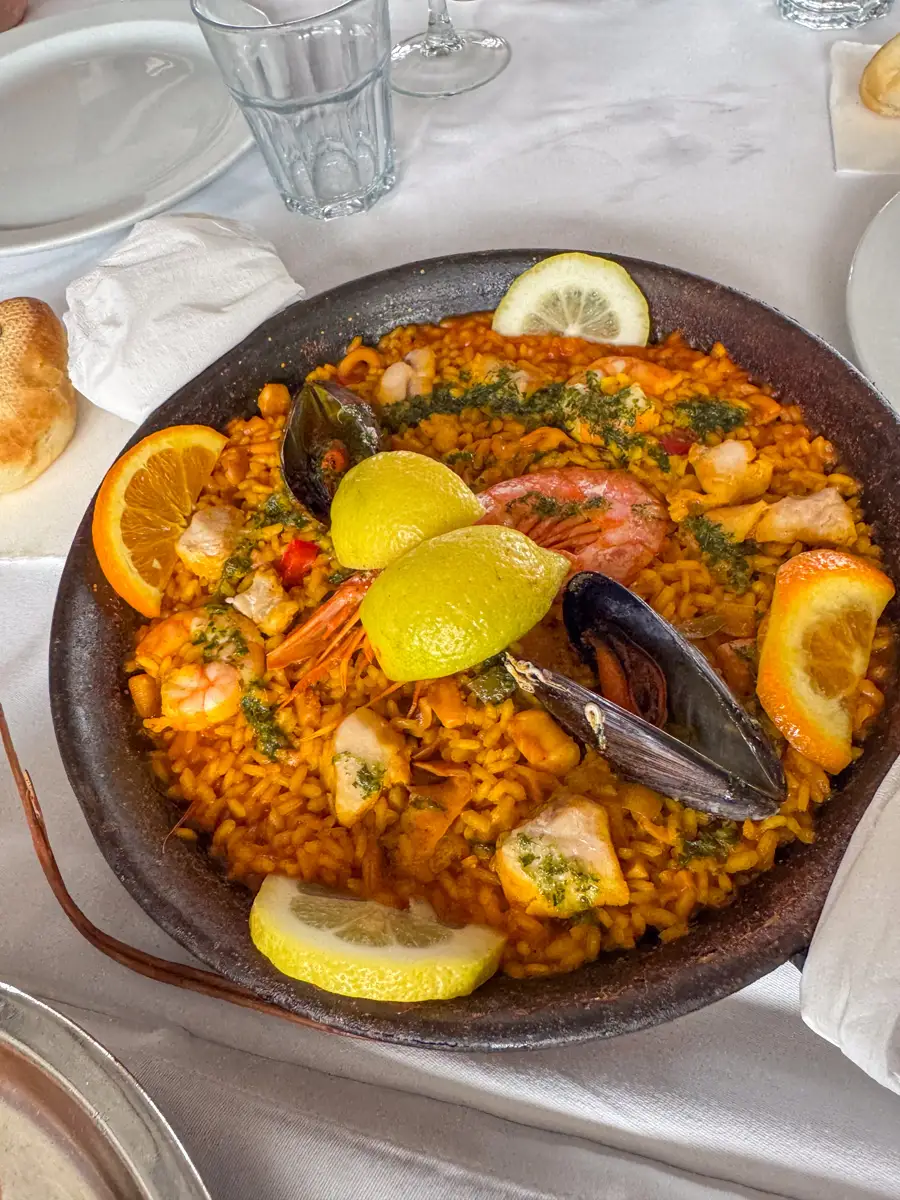 Putovanje u Španjolsku: 7 stvari koje je dobro znati 3 Paella u Španjolskoj – tradicionalno jelo koje se najčešće jede za ručak