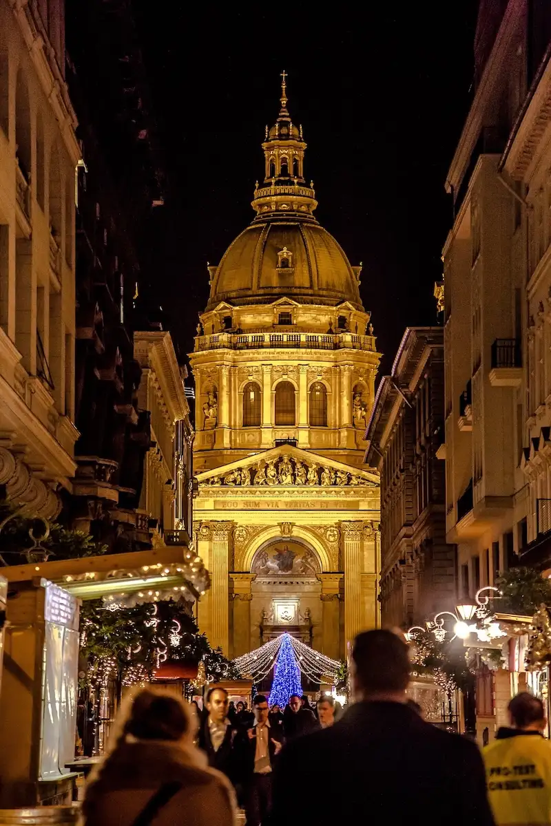 Advent u Budimpešti 2026. – božićni sajmovi, datumi i praktični savjeti 3 Advent Basilica Budimpešta 2026. ispred Bazilike sv. Stjepana