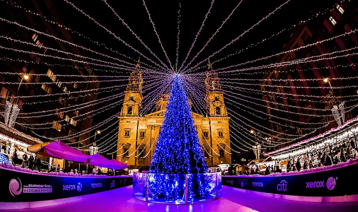 Advent u Budimpešti 2026. – božićni sajmovi, datumi i praktični savjeti 4 Božićni sajam u Budimpešti tijekom Adventa 2026.