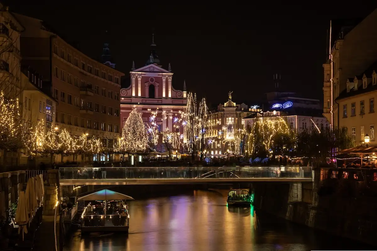 Advent u Ljubljani 2026. – datumi, božićni sajam i praktični savjeti 4 Advent u Ljubljani uz Ljubljanicu i blagdanski ukrašen centar