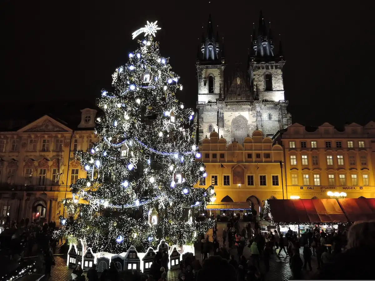 Advent u Pragu 2026. – božićni sajmovi, datumi i praktični savjeti 9 Božićno drvce na Staroměstskom náměstí tijekom Adventa u Pragu