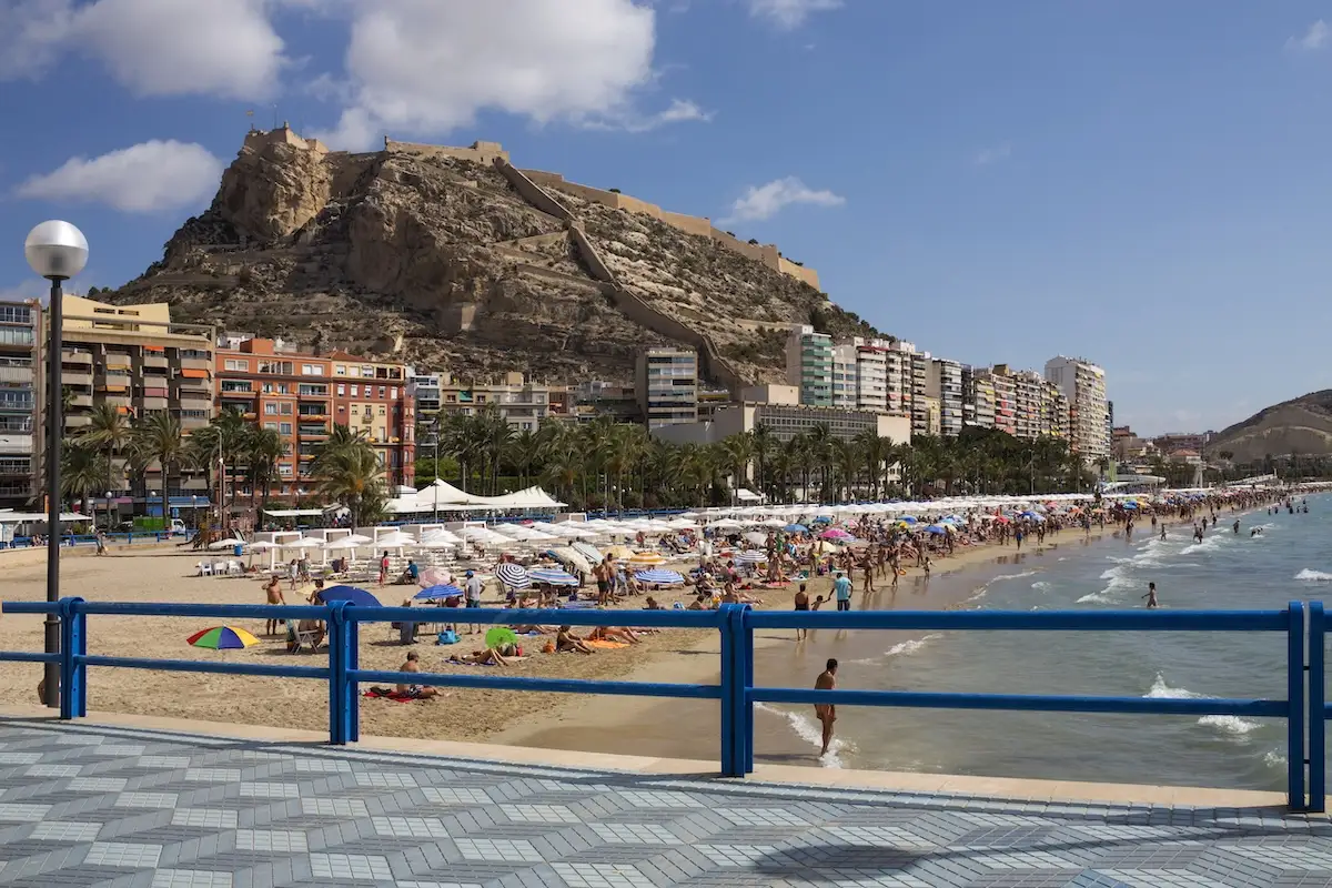 Plaža Postiguet i dvorac Santa Bárbara u Alicanteu