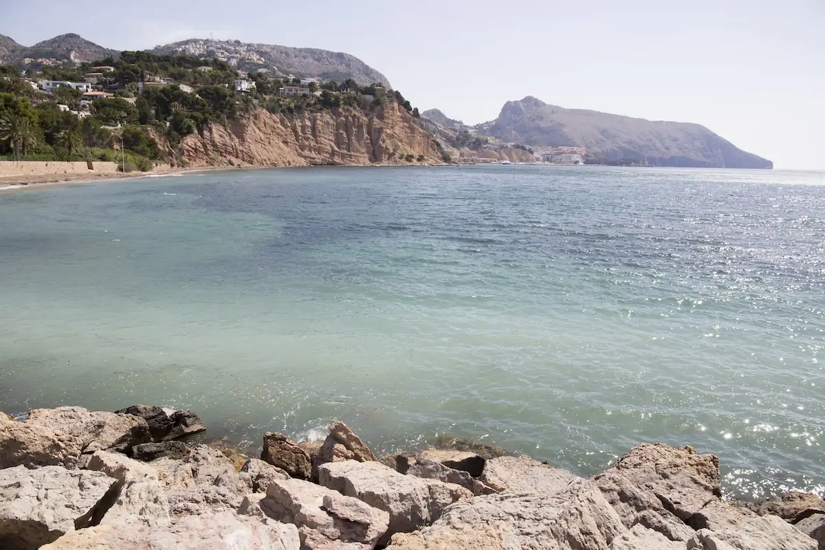 Kamenita plaža i obala u Altei na Costa Blanci