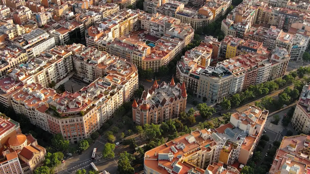 Smještaj u Barceloni: gdje odsjesti, najbolji kvartovi i hoteli 12 Pogled iz zraka na četvrt Eixample u Barceloni i karakteristične gradske blokove
