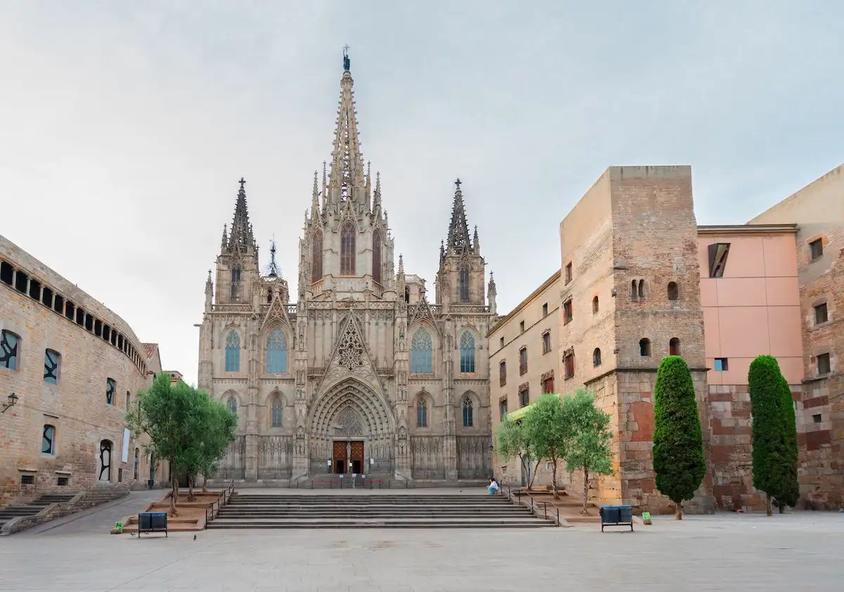 Smještaj u Barceloni: gdje odsjesti, najbolji kvartovi i hoteli 14 Barcelonska katedrala u povijesnoj Gotičkoj četvrti Barri Gòtic