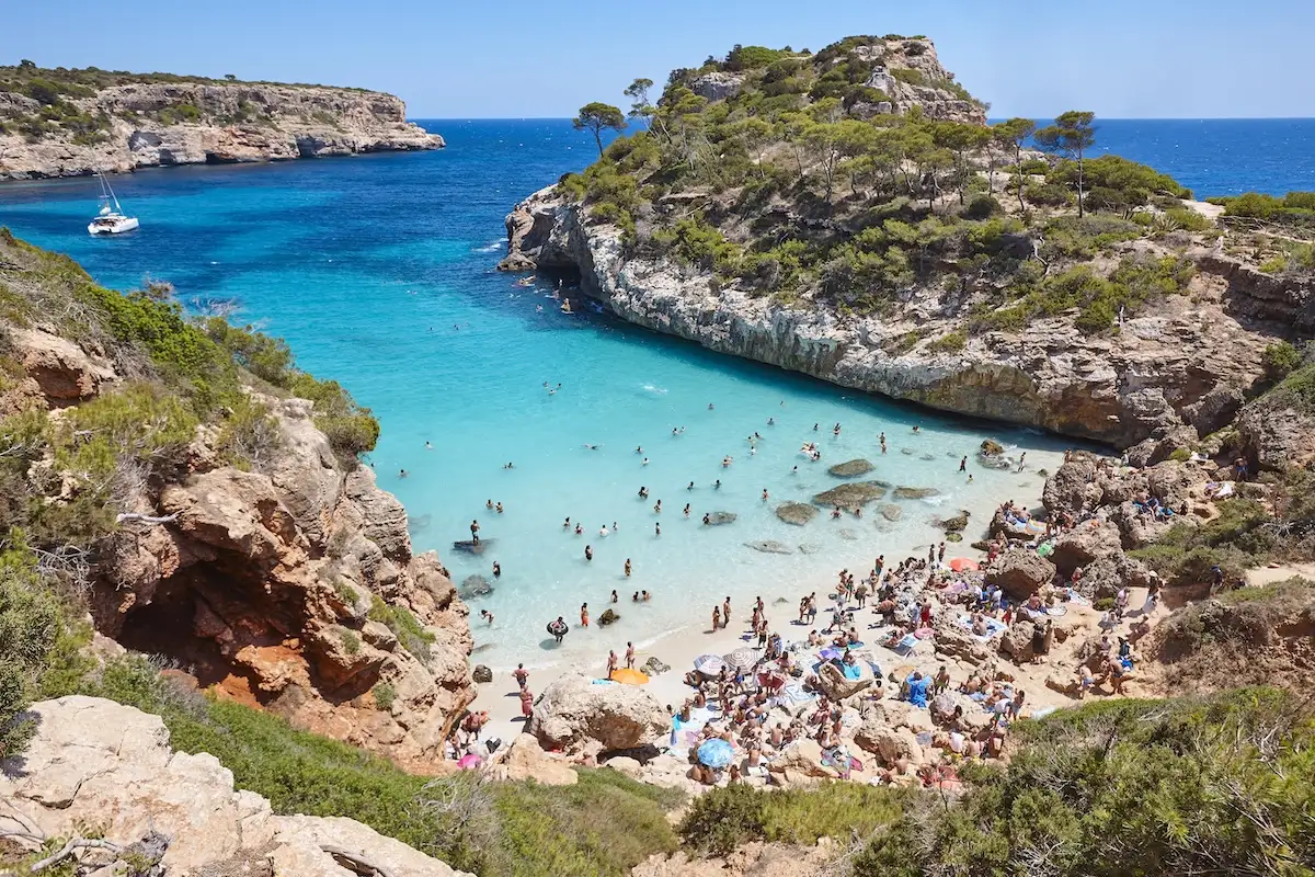 Caló des Moro na Mallorci tijekom ljetne sezone