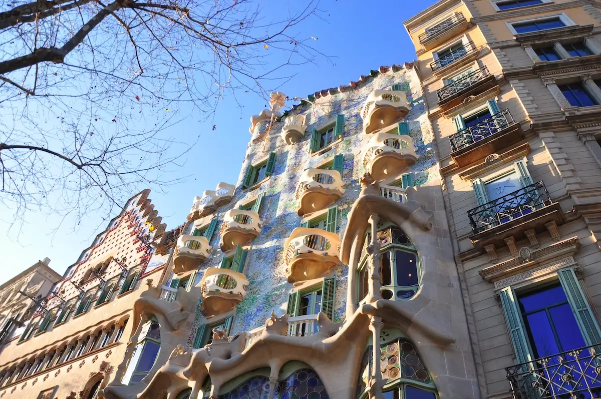 Smještaj u Barceloni: gdje odsjesti, najbolji kvartovi i hoteli 13 Pročelje Gaudíjeve Casa Batlló na aveniji Passeig de Gràcia u Barceloni