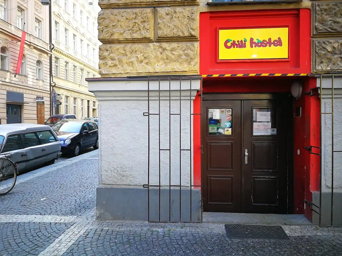 Smještaj u Pragu: gdje odsjesti i koje hotele odabrati? 12 Ulaz u Chili Hostel u četvrti Nové Město u Pragu