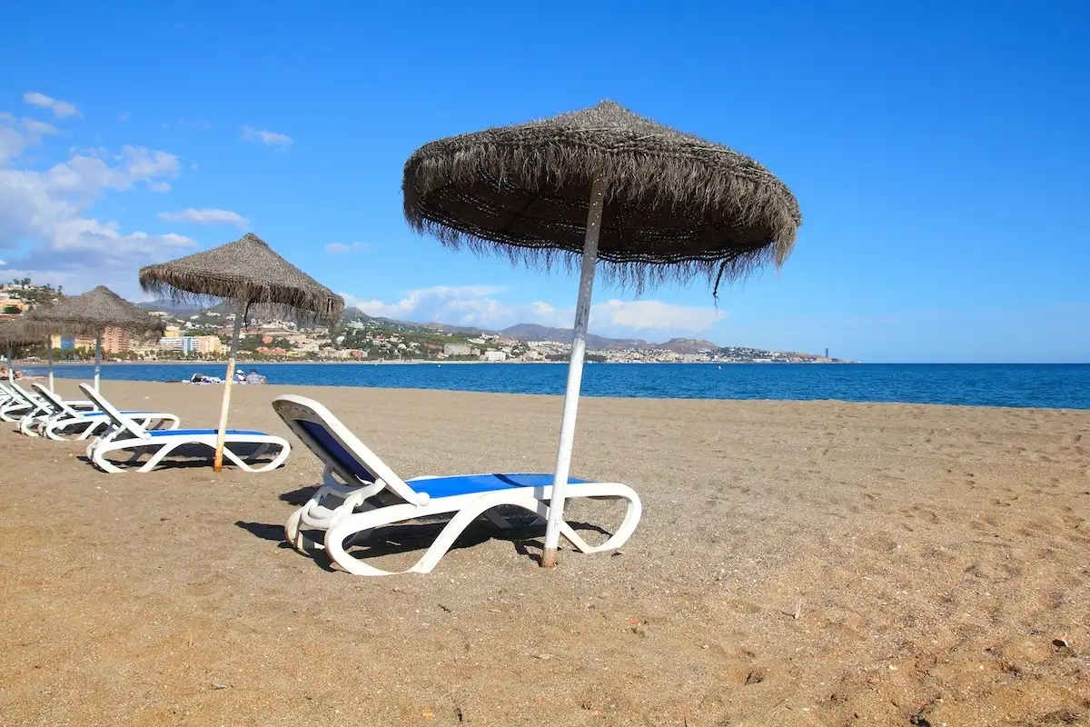 Najbolje plaže u Malagi i okolici: gdje se kupati na Costa del Sol 7 Uređena plaža na području Malage i Costa del Sola s ležaljkama i suncobranima