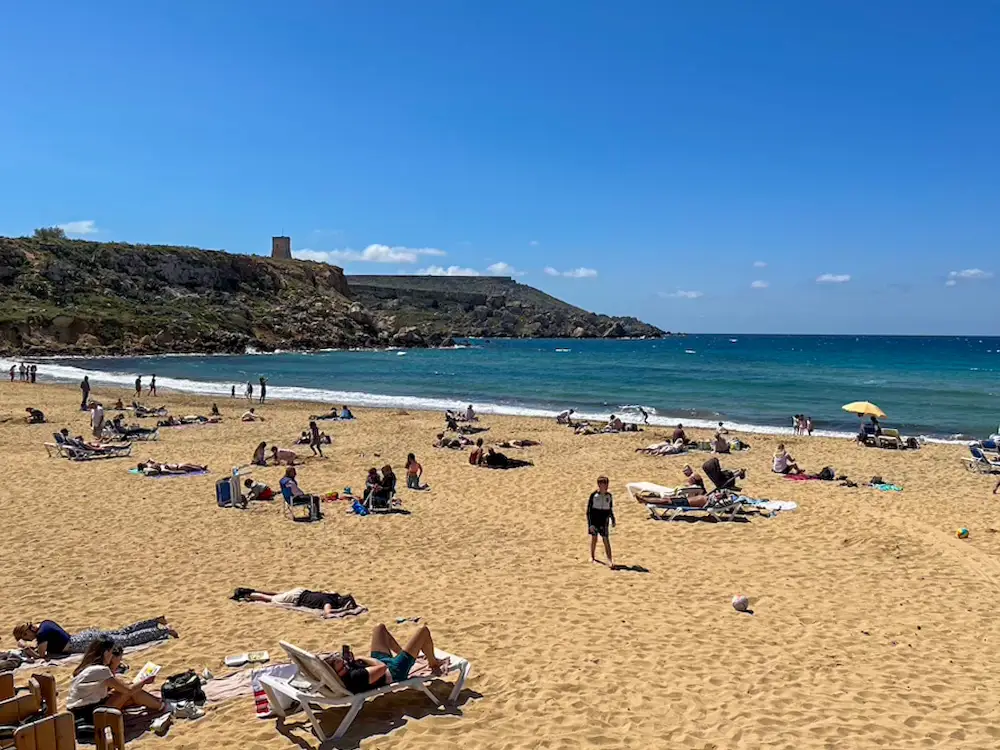 Smještaj na Malti: gdje odsjesti i koje hotele odabrati? 10 Golden Bay na Malti s pješčanom plažom, kupačima i plavim morem