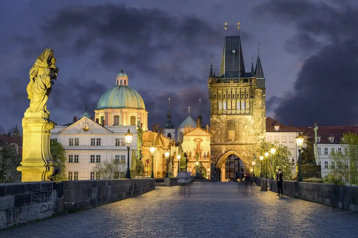 Advent u Pragu 2026. – božićni sajmovi, datumi i praktični savjeti 11 Karlov most u Pragu navečer