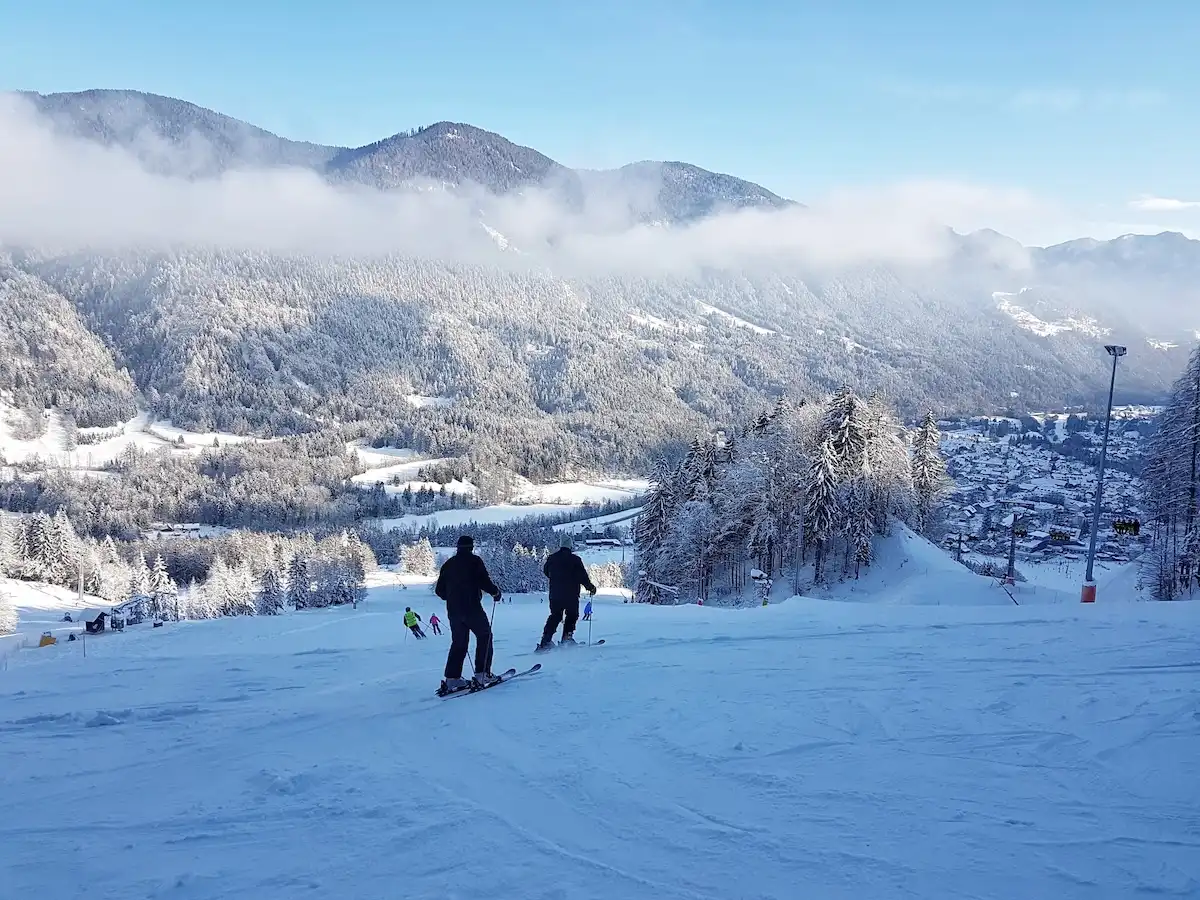 Skijanje na stazama u Kranjskoj Gori zimi
