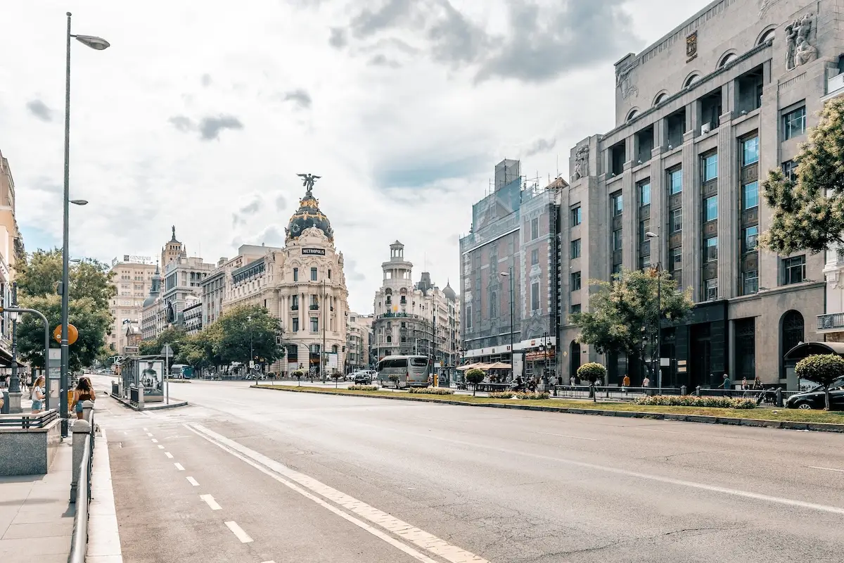 Gdje odsjesti u Madridu? Najbolji kvartovi i povoljan smještaj 5 Pogled niz aveniju Gran Vía u Madridu prema zgradi Telefónica, s povijesnim pročeljima i prometom