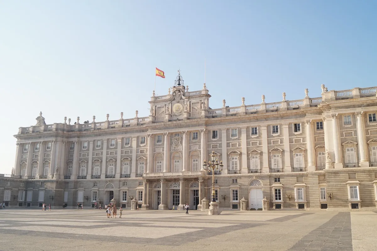 Gdje odsjesti u Madridu? Najbolji kvartovi i povoljan smještaj 6 Kraljevska palača Palacio Real u Madridu, pogled na pročelje s trga Plaza de la Armería