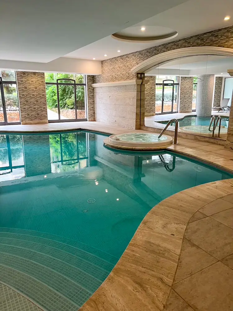 Smještaj na Malti: gdje odsjesti i koje hotele odabrati? 8 Unutarnji bazen i jacuzzi u hotelu Maritim Antonine Hotel & Spa na Malti