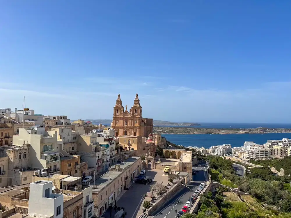Smještaj na Malti: gdje odsjesti i koje hotele odabrati? 6 Panoramski pogled na Mellieħu na Malti s crkvom i morem u pozadini