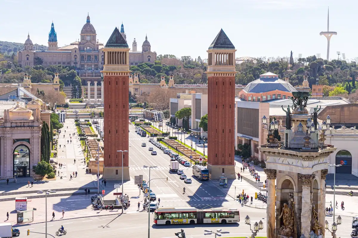Smještaj u Barceloni: gdje odsjesti, najbolji kvartovi i hoteli 15 Plaça d'Espanya u Barceloni s venecijanskim kulama i pogledom prema Montjuïcu