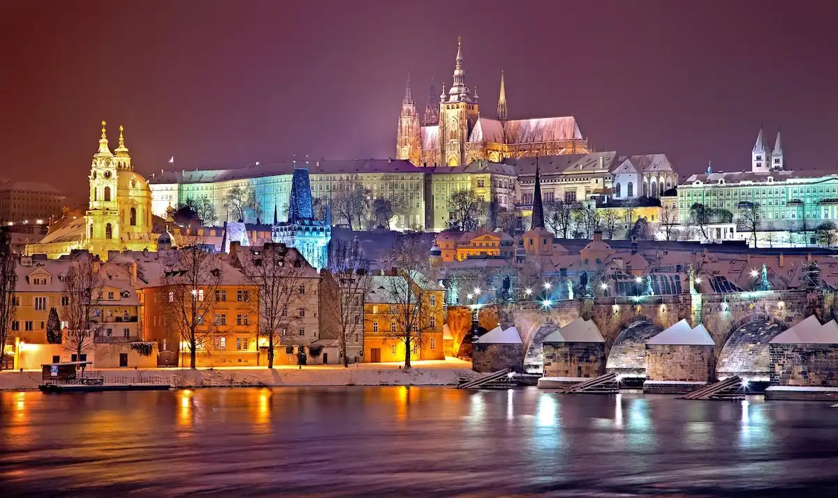 Advent u Pragu 2026. – božićni sajmovi, datumi i praktični savjeti 8 Panorama Praga noću tijekom zimskog city breaka