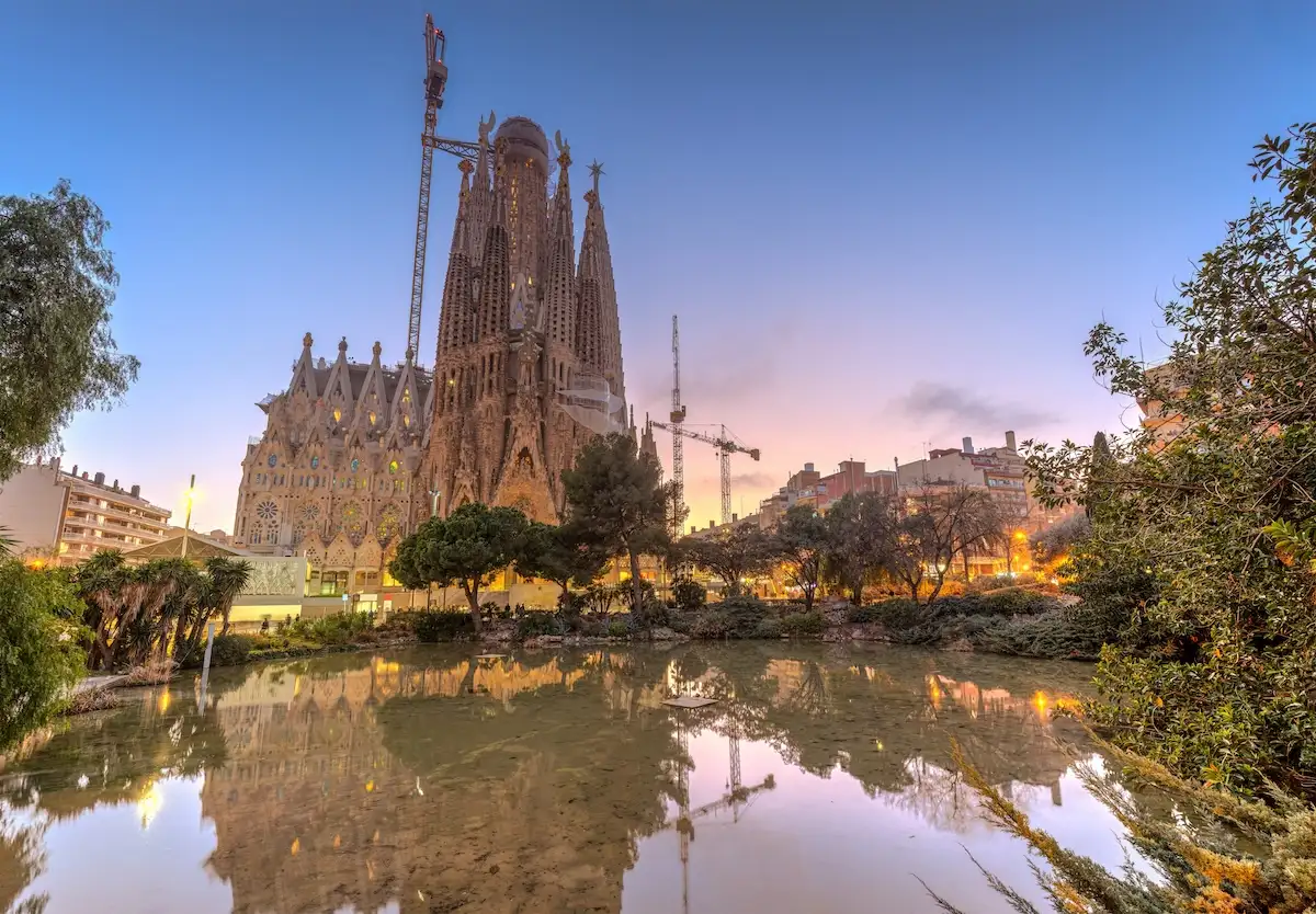 Smještaj u Barceloni: gdje odsjesti, najbolji kvartovi i hoteli 17 Bazilika Sagrada Família u Barceloni s odrazom u vodi