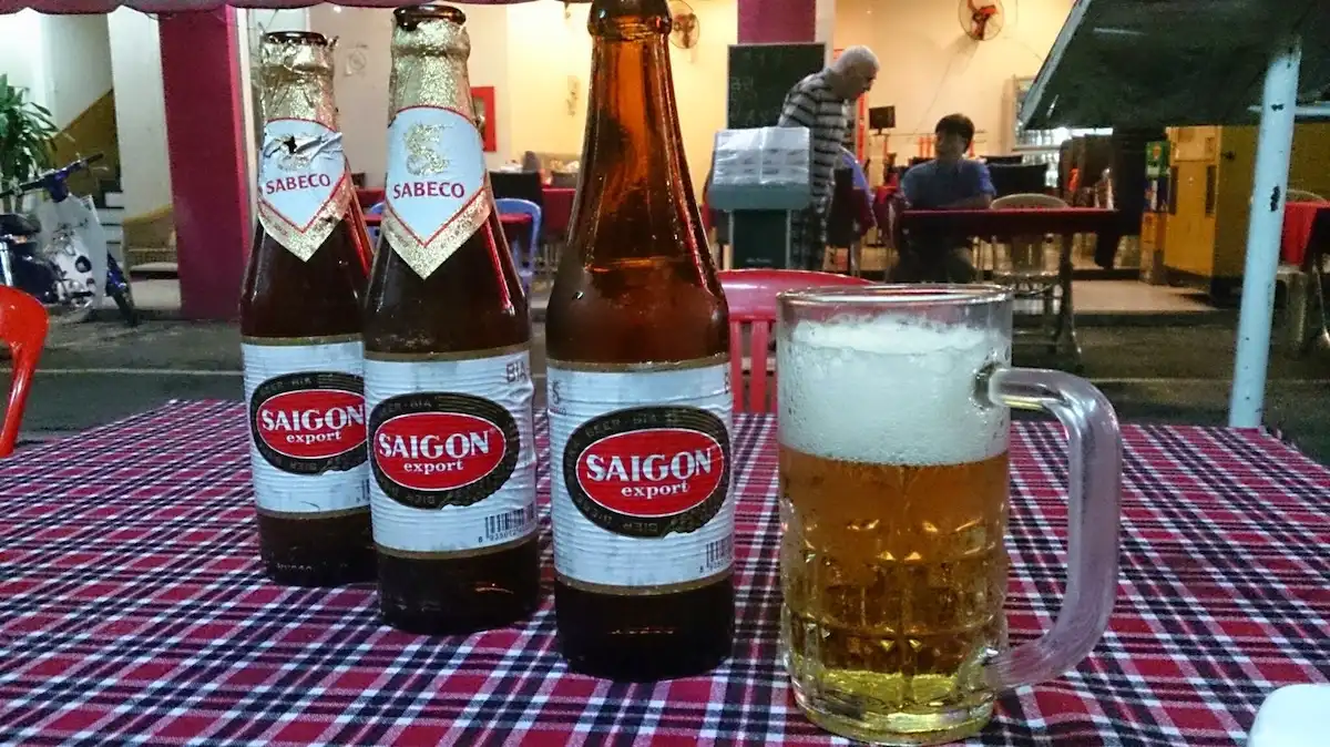 Koliko košta putovanje u Vijetnam? Cijene i realan budžet 5 Saigon pivo u lokalnom restoranu u Vijetnamu
