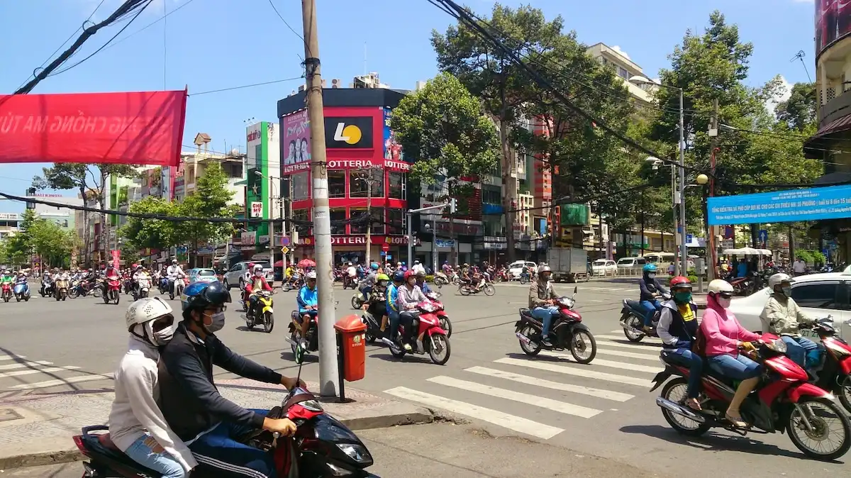 Koliko košta putovanje u Vijetnam? Cijene i realan budžet 7 Promet i motocikli na ulicama Ho Chi Minh Cityja u Vijetnamu