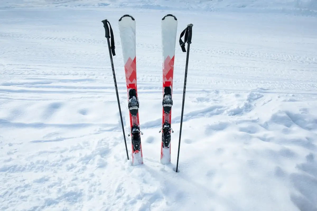 Skije u snijegu tijekom zimskog odmora